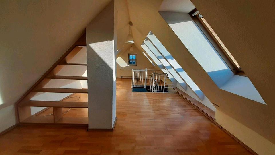 Dachgeschoßwohnung Berghülen - 3 Zimmer, 81 m&sup2;, 930&euro; | Angebot:26045338