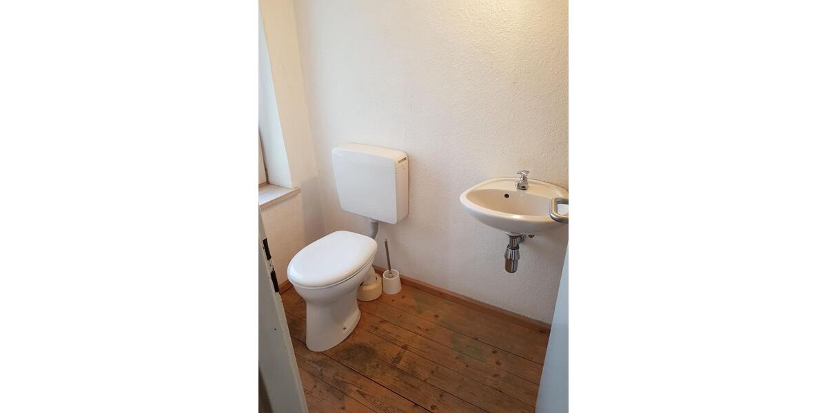 Einfamilienhaus Hüttisheim - 2 Zimmer, 220 m&sup2;, 1.700&euro; | Angebot:26606226