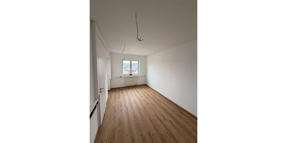 Frisch renovierte Bürofläche mit Balkon zimmer