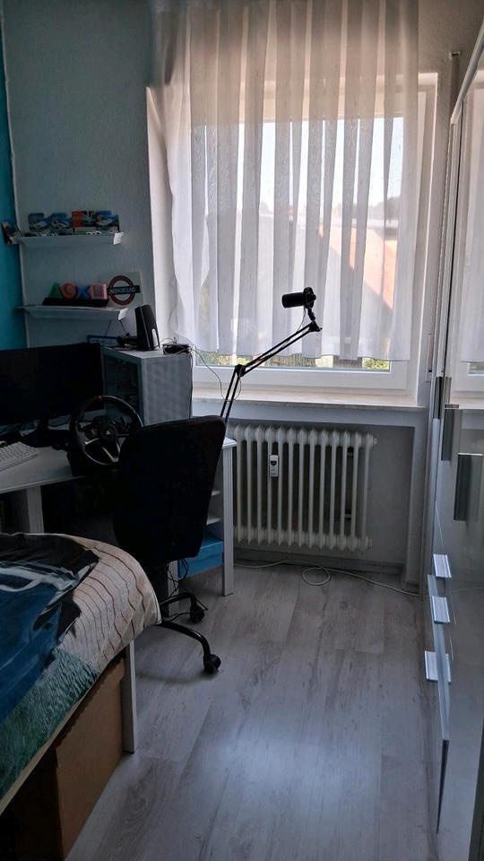 Schöne 4 Zimmer Wohnung mit großem Balkon