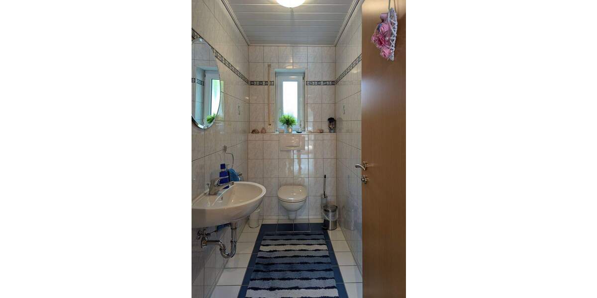 Ideal für Paare mit hohem Anspruch an Wohnkomfort: Barrierearme EG-Whg mit Gartenanteil in Eggingen 4 zimmer