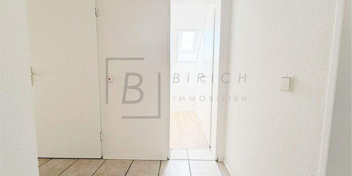 Ideal für Pendler: Ruhige 2,5-Zimmer-DG-Wohnung in Staig - nahe A7, mit neuer Küche & Dachterrasse 2 zimmer