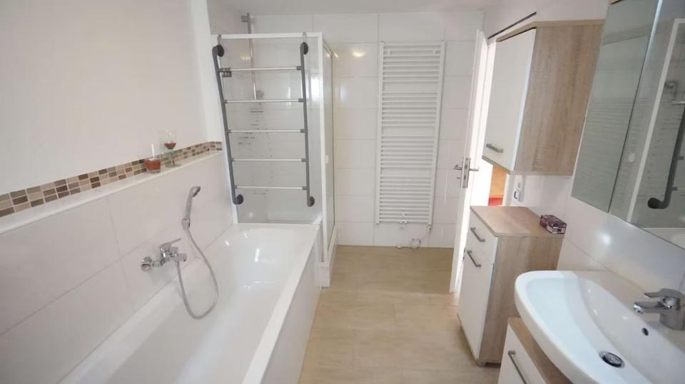 Schöne 2-Zimmer Wohnung mit modernem Bad, Einbauküche, Stellplatz 2 zimmer