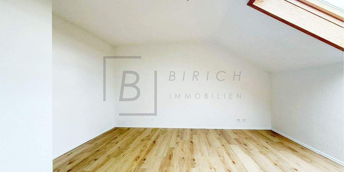 Ideal für Pendler: Ruhige 2,5-Zimmer-DG-Wohnung in Staig - nahe A7, mit neuer Küche & Dachterrasse 2 zimmer