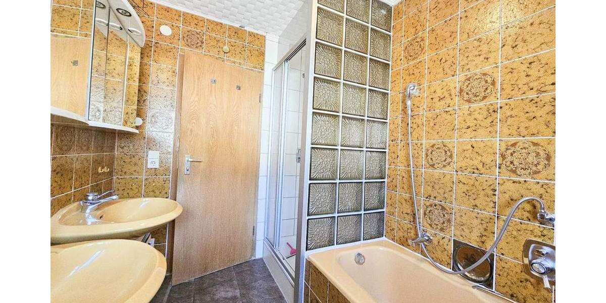 Wohnhaus mit drei Wohnungen, Doppelgarage und mehrere Stellplätze 1 zimmer