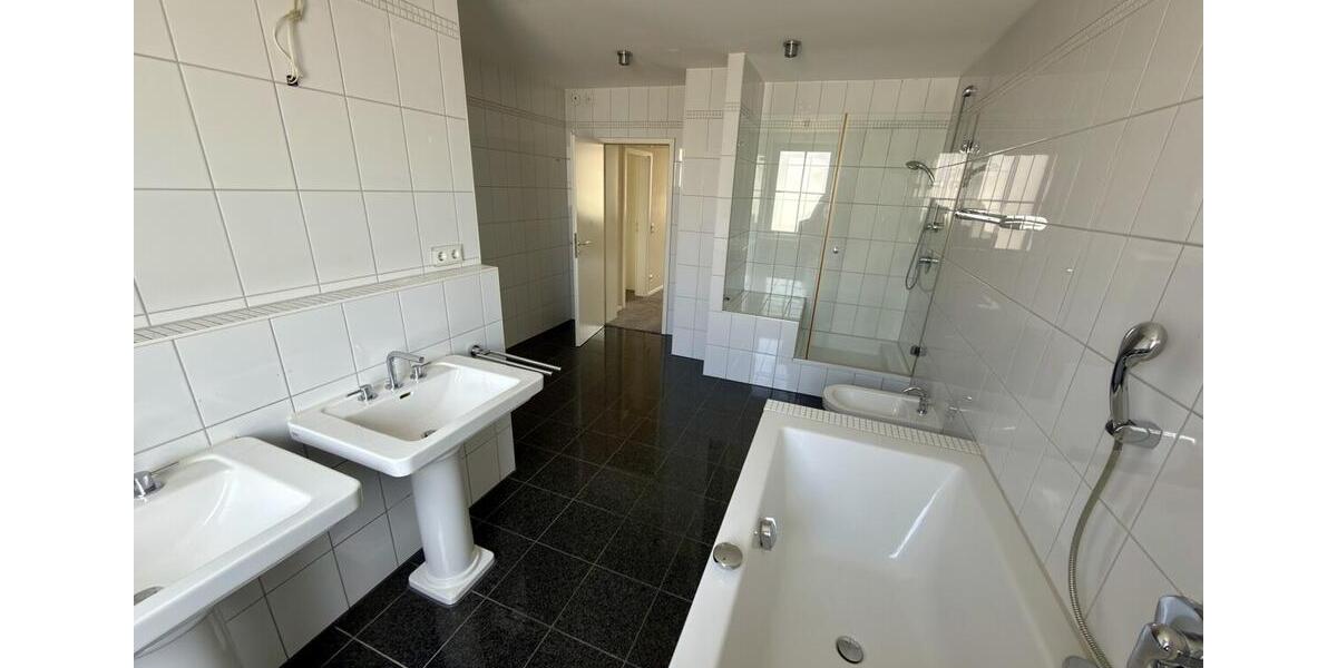 Etagenwohnung Neu-Ulm Ludwigsfeld - 4.5 Zimmer, 168 m&sup2;, 2.500&euro; | Angebot:26393674