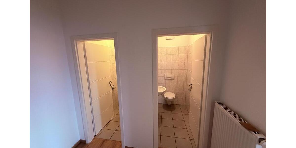 Frisch renovierte Bürofläche mit Balkon zimmer