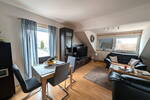 Ansprechende & sonnenverwöhnte 2 Zimmer DG Wohnung mit Stellplatz & Balkon