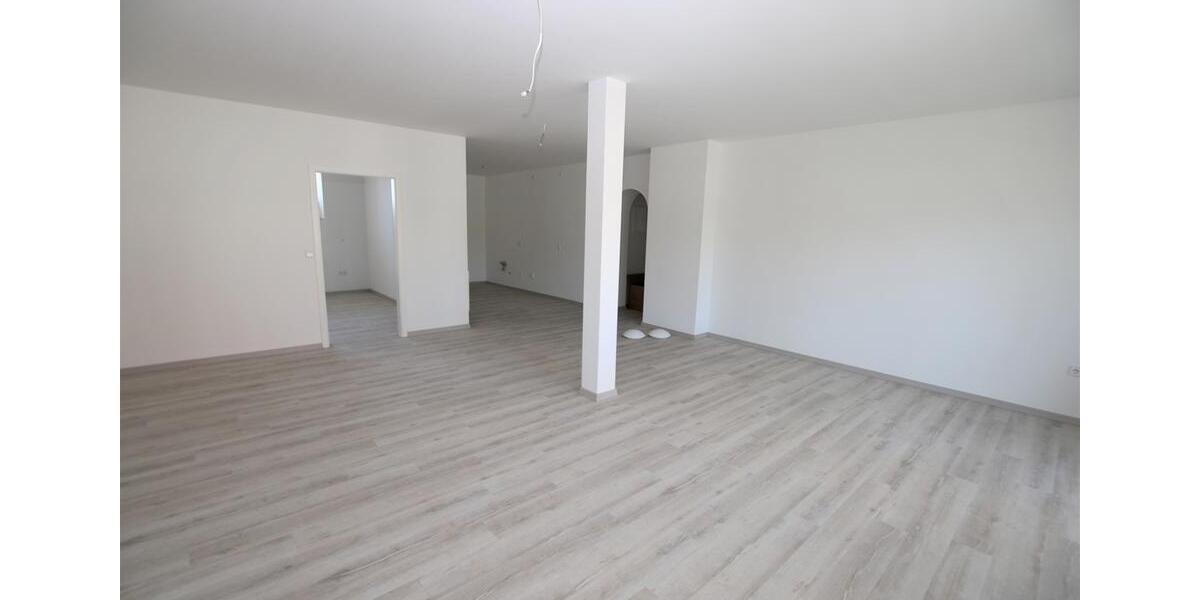 frisch renovierte 4-Zimmer-Wohnung mit Balkon zimmer