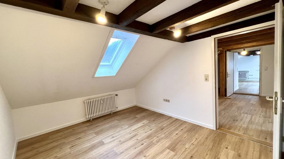 Großzügige 5,5-Zimmer-Maisonettewohnung mit Balkon, EBK & Garage 5.5 zimmer