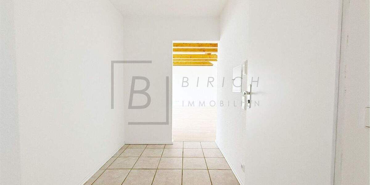 Ideal für Pendler: Ruhige 2,5-Zimmer-DG-Wohnung in Staig - nahe A7, mit neuer Küche & Dachterrasse 2 zimmer