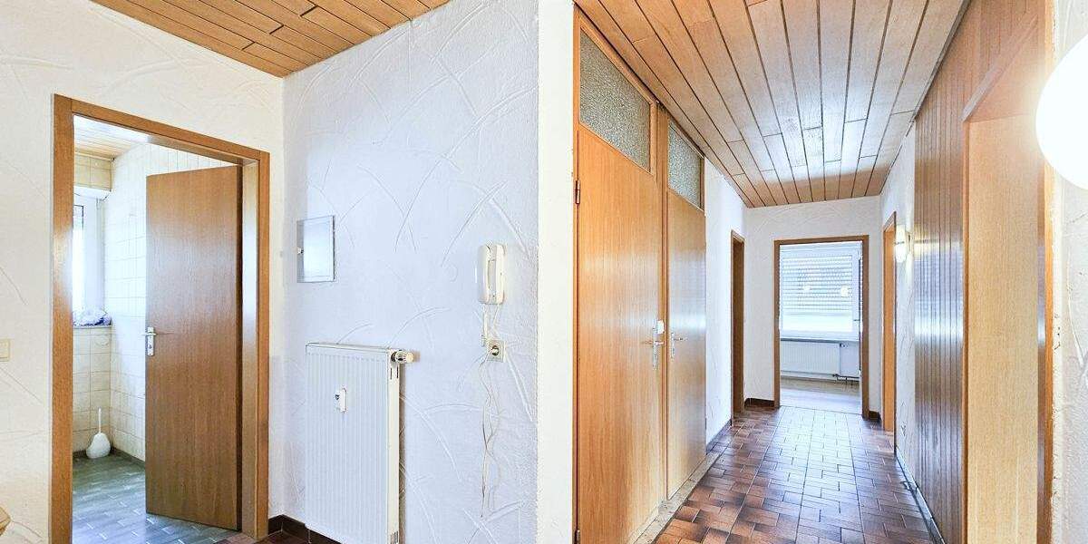 Wohnhaus mit drei Wohnungen, Doppelgarage und mehrere Stellplätze 1 zimmer