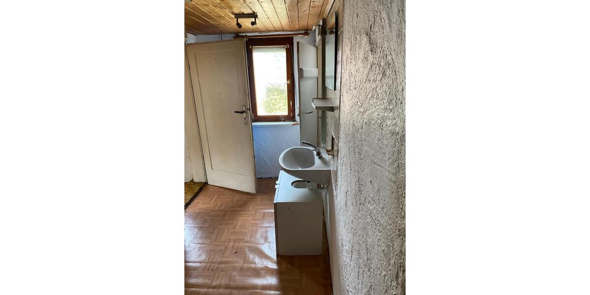 Einfamilienhaus Laichingen - 8 Zimmer, 122 m&sup2;, 140.000&euro; | Angebot:25935167